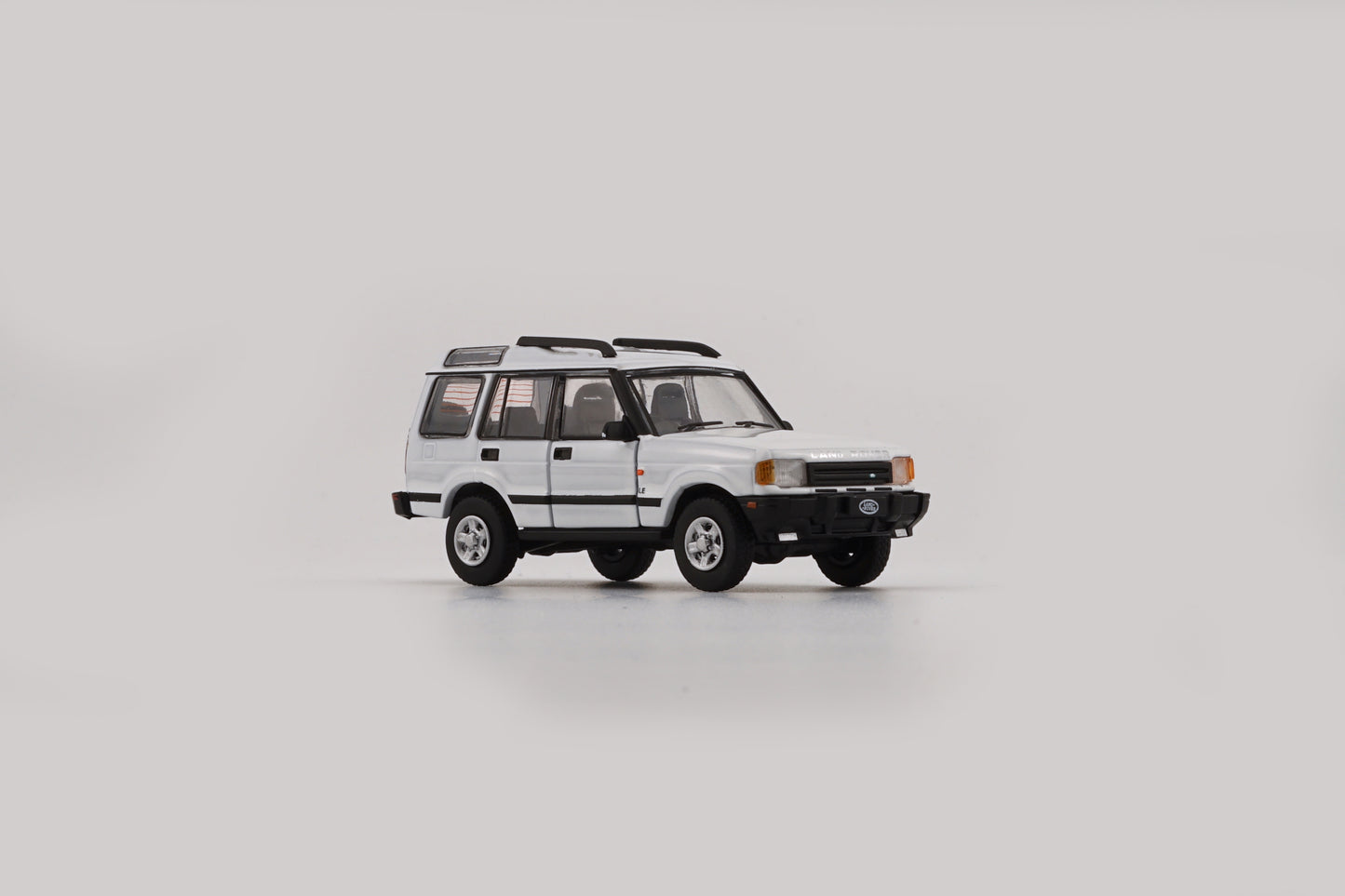 BM Creations 1/64 Land Rover 1998 Discovery 1 with 4 Additional Wheels- White (RHD)