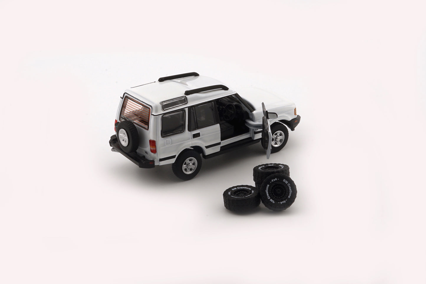 BM Creations 1/64 Land Rover 1998 Discovery 1 with 4 Additional Wheels- White (RHD)