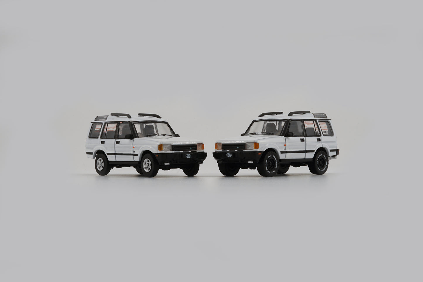 BM Creations 1/64 Land Rover 1998 Discovery 1 with 4 Additional Wheels- White (RHD)