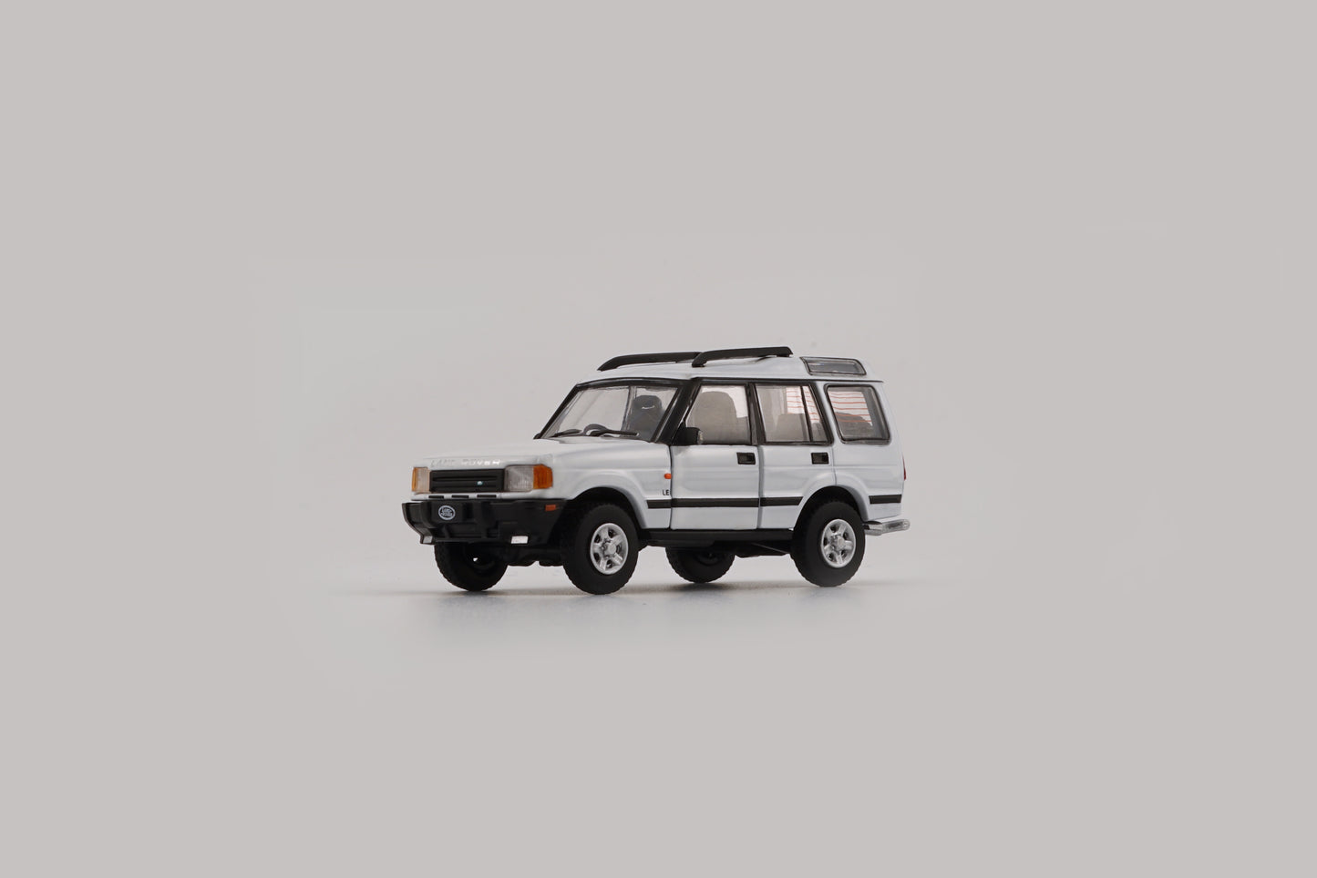 BM Creations 1/64 Land Rover 1998 Discovery 1 with 4 Additional Wheels- White (RHD)