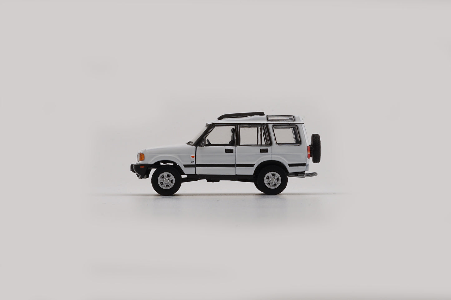 BM Creations 1/64 Land Rover 1998 Discovery 1 with 4 Additional Wheels- White (RHD)