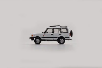 BM Creations 1/64 Land Rover 1998 Discovery 1 with 4 Additional Wheels- White (RHD)
