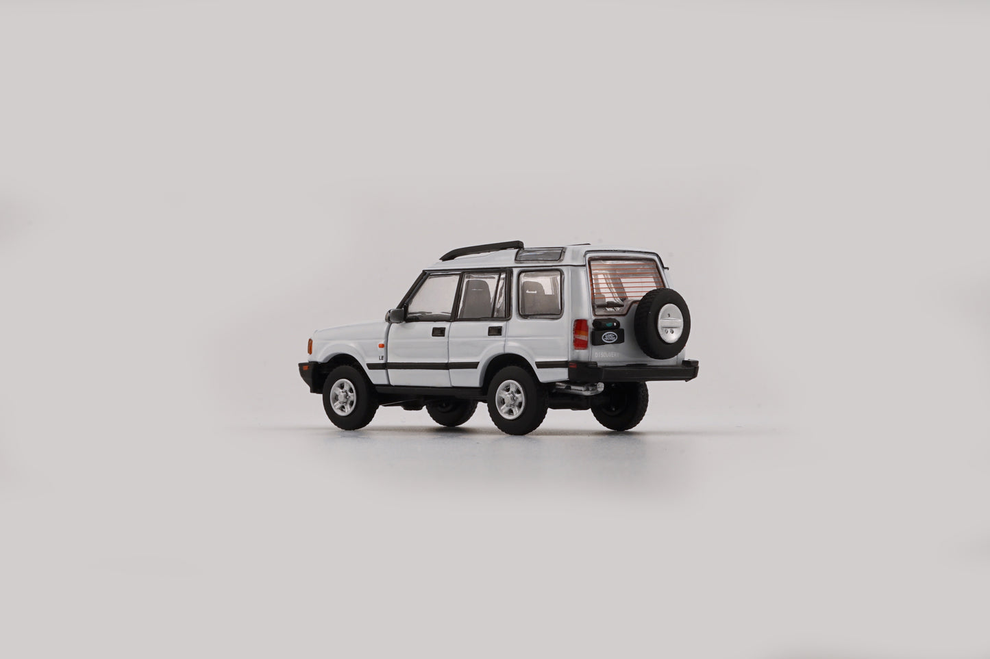 BM Creations 1/64 Land Rover 1998 Discovery 1 with 4 Additional Wheels- White (RHD)