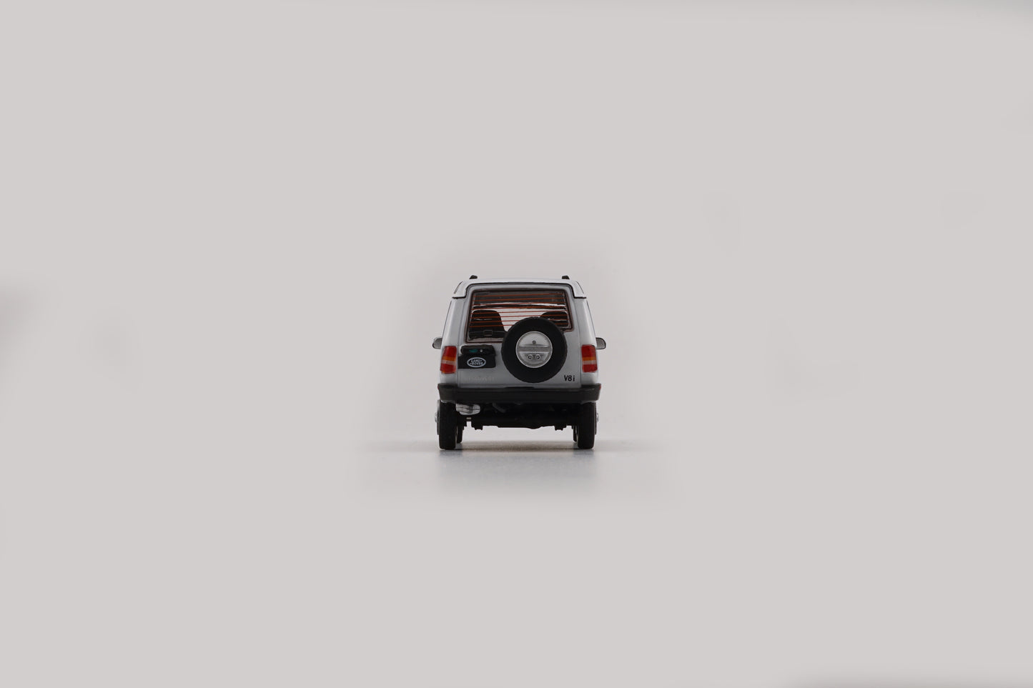 BM Creations 1/64 Land Rover 1998 Discovery 1 with 4 Additional Wheels- White (RHD)
