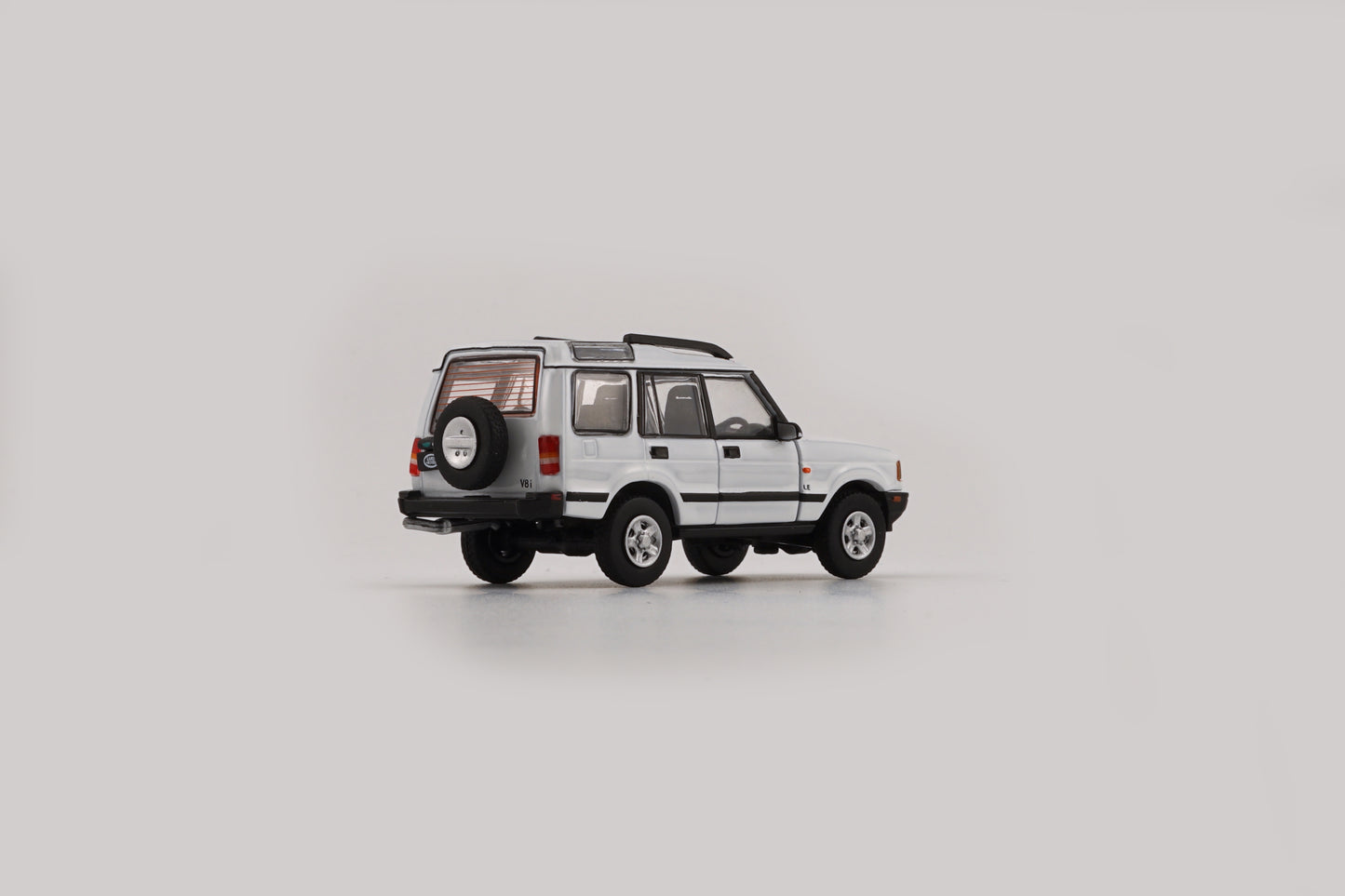 BM Creations 1/64 Land Rover 1998 Discovery 1 with 4 Additional Wheels- White (RHD)