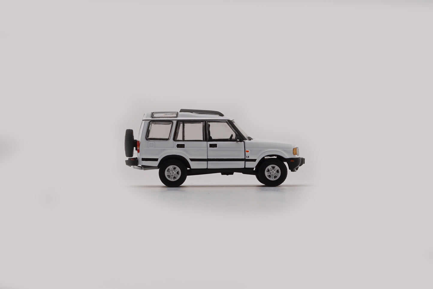 BM Creations 1/64 Land Rover 1998 Discovery 1 with 4 Additional Wheels- White (RHD)
