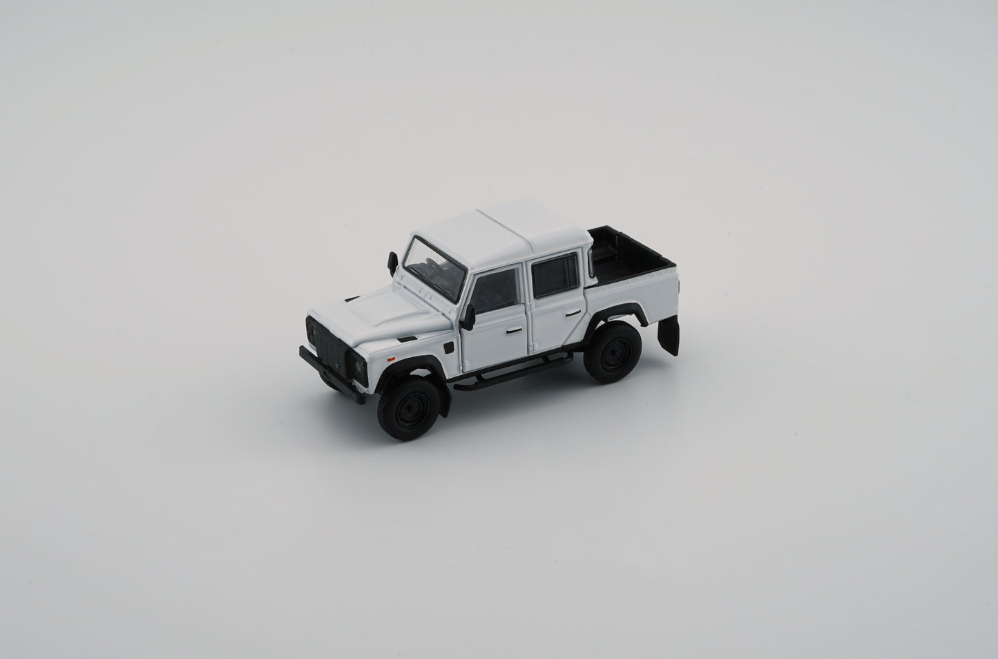 BM Creations 1/64 Land Rover 2016 Defender 110 Pick Up- White (RHD)
