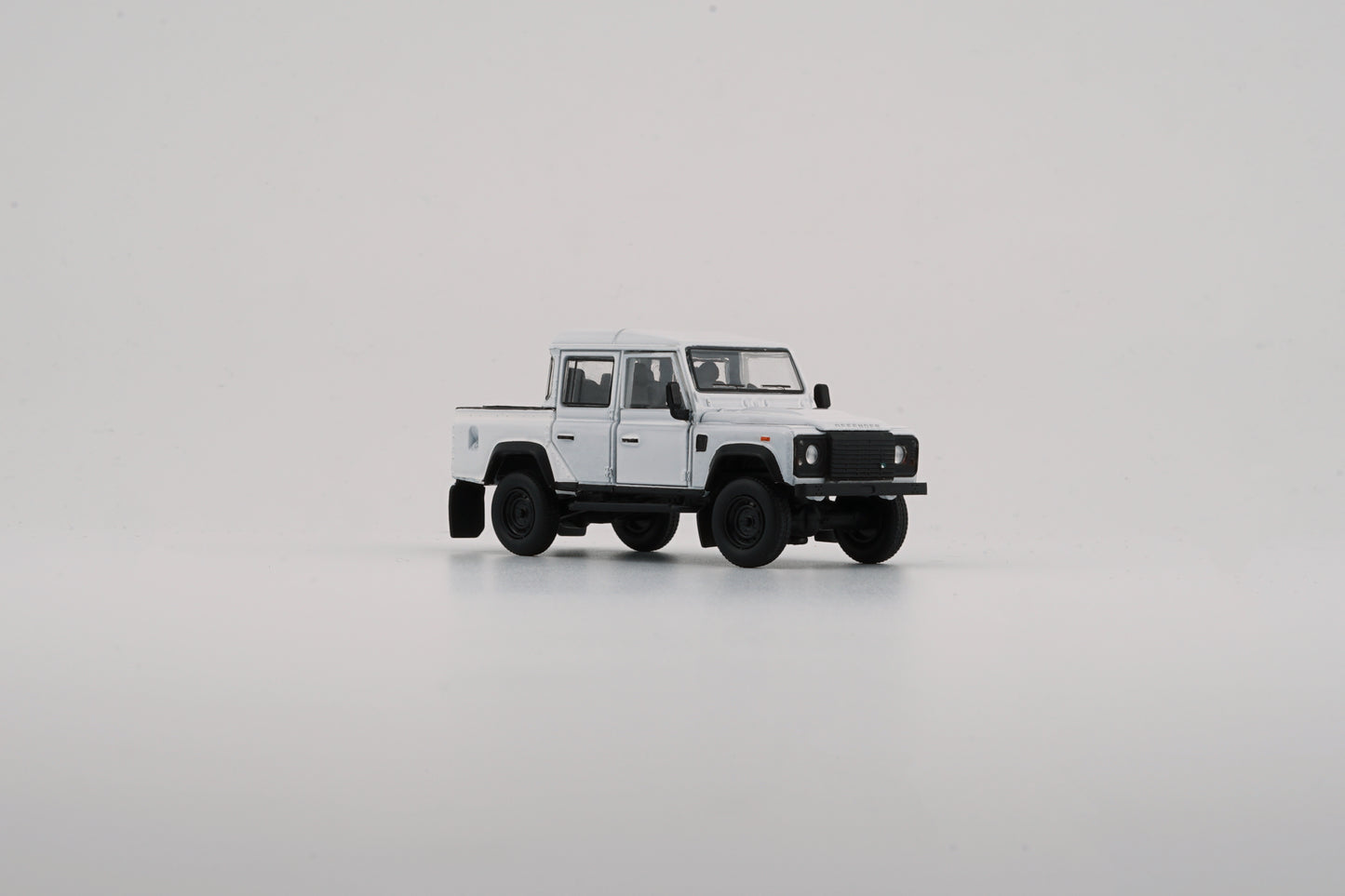 BM Creations 1/64 Land Rover 2016 Defender 110 Pick Up- White (RHD)