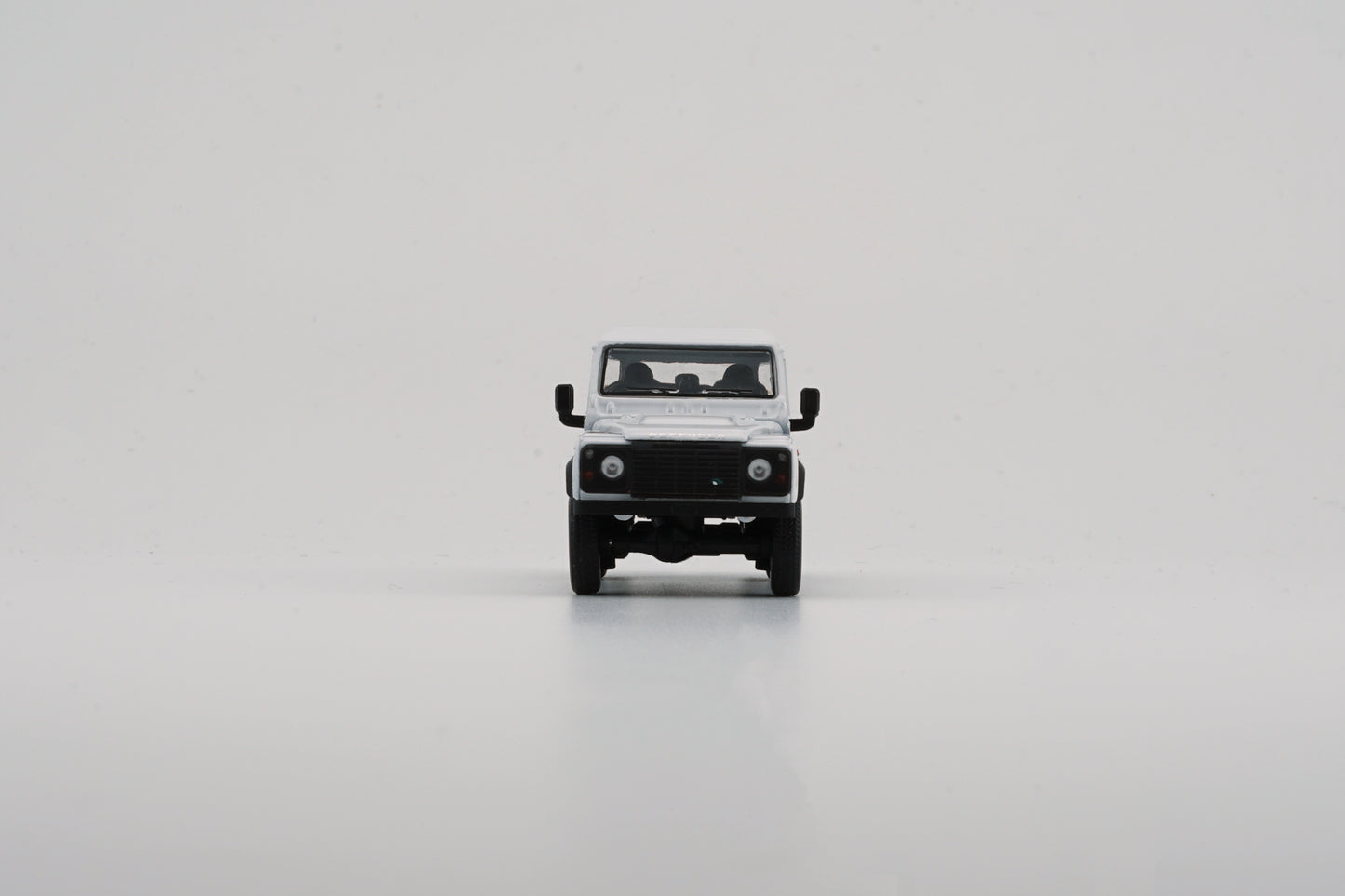 BM Creations 1/64 Land Rover 2016 Defender 110 Pick Up- White (RHD)