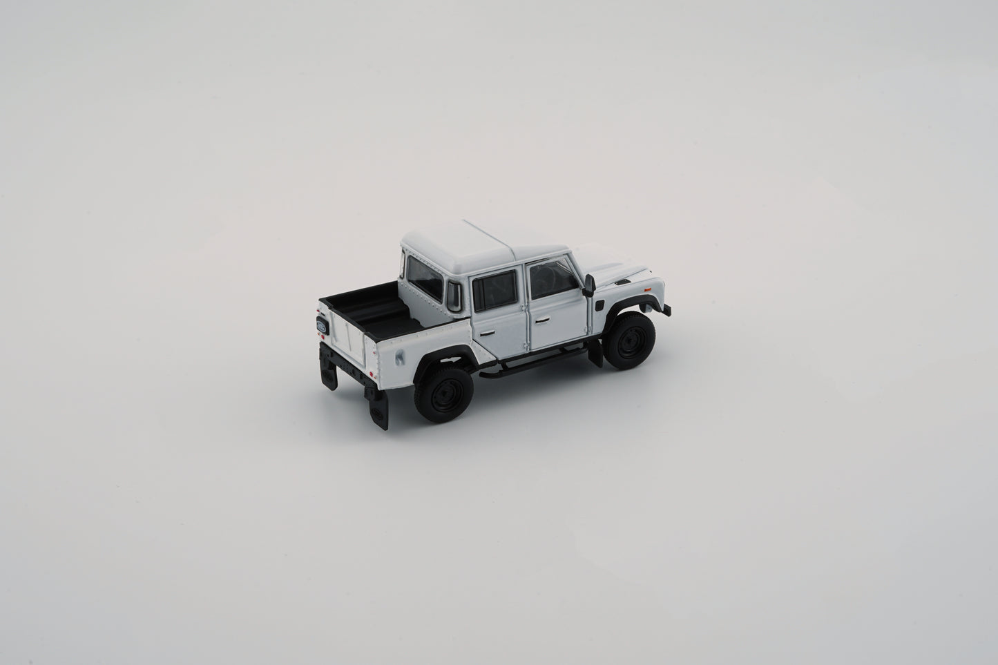 BM Creations 1/64 Land Rover 2016 Defender 110 Pick Up- White (RHD)