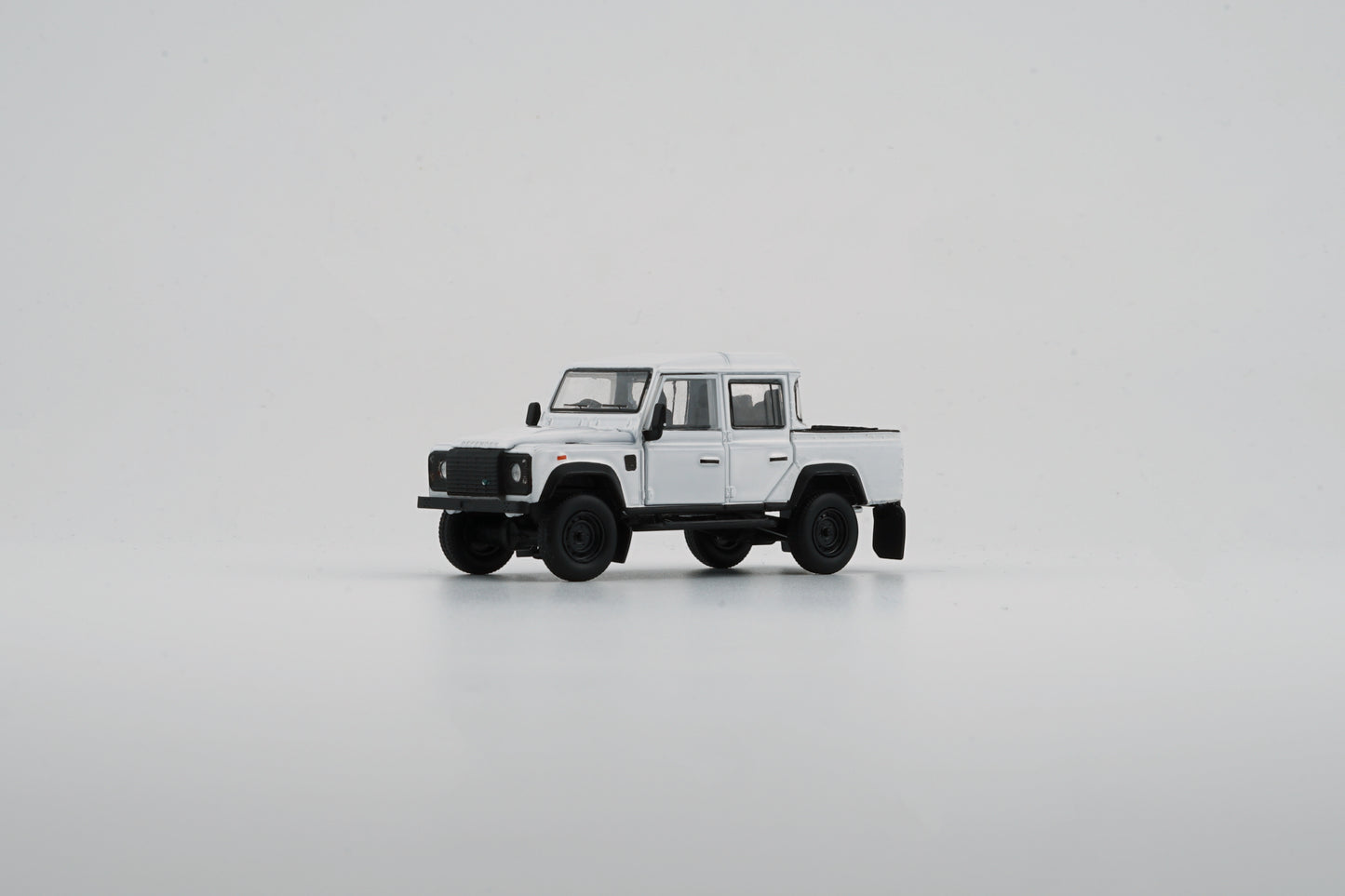 BM Creations 1/64 Land Rover 2016 Defender 110 Pick Up- White (RHD)