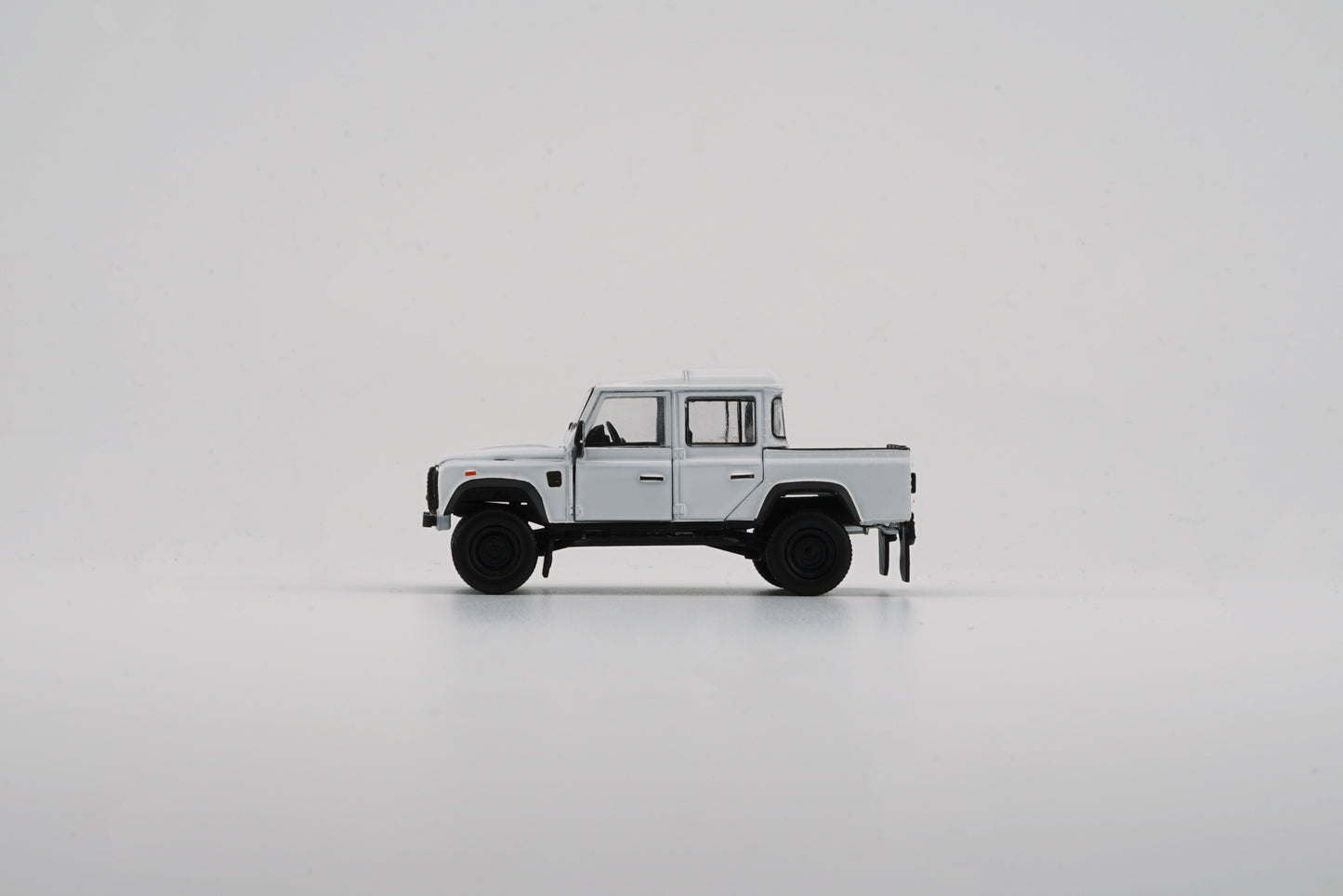 BM Creations 1/64 Land Rover 2016 Defender 110 Pick Up- White (RHD)