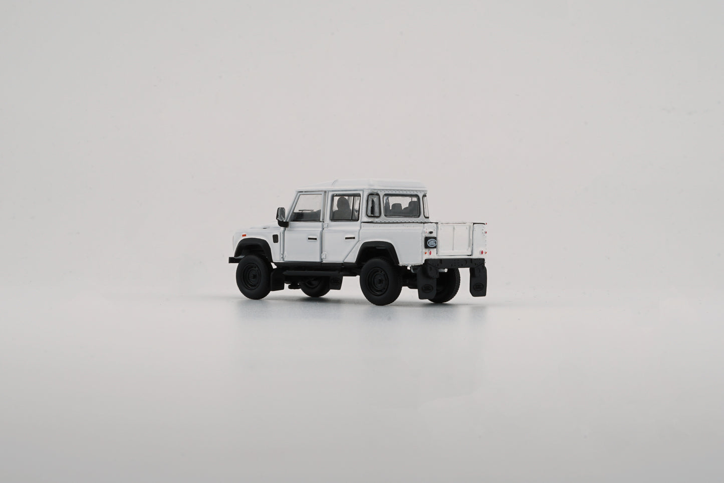 BM Creations 1/64 Land Rover 2016 Defender 110 Pick Up- White (RHD)