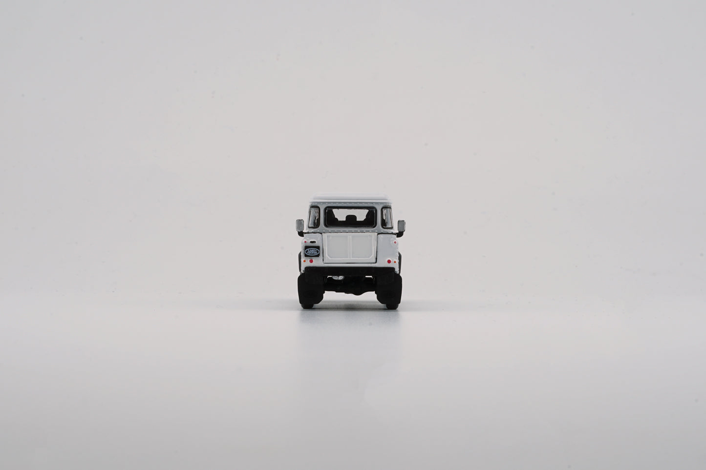 BM Creations 1/64 Land Rover 2016 Defender 110 Pick Up- White (RHD)
