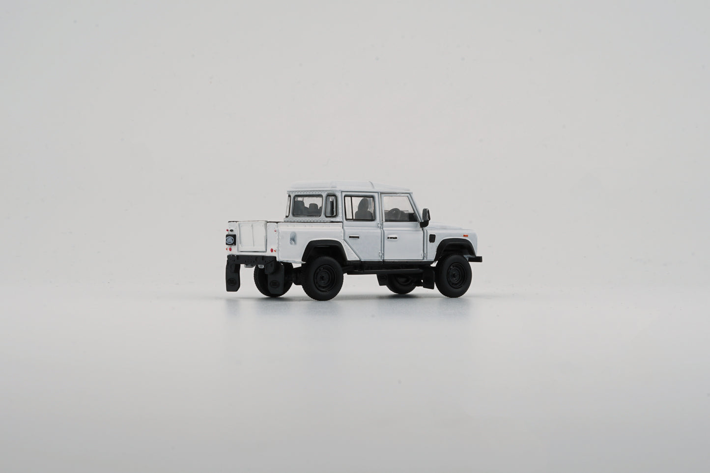 BM Creations 1/64 Land Rover 2016 Defender 110 Pick Up- White (RHD)