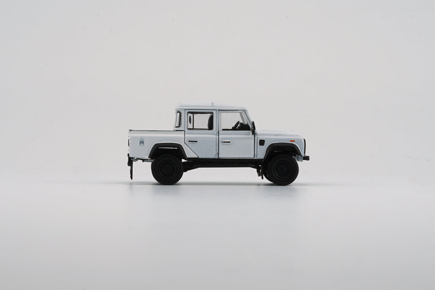 BM Creations 1/64 Land Rover 2016 Defender 110 Pick Up- White (RHD)