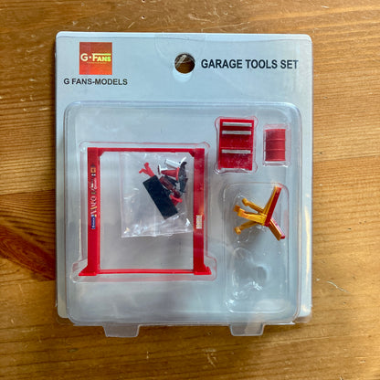 G-Fans 1/64 Garage Car Lift & Repair Tools Set for Diorama- Red (710011A)