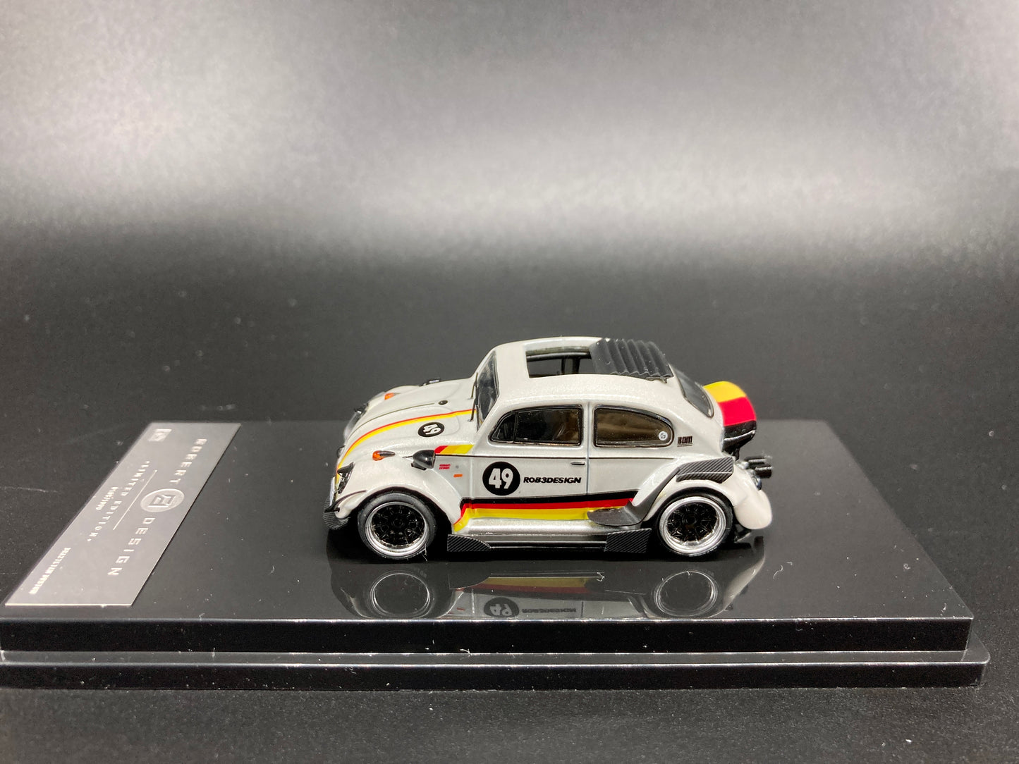 Inspire Model 1/64 Volkswagen Beetle RWB Robert Design Label Series- White (LB640008E)