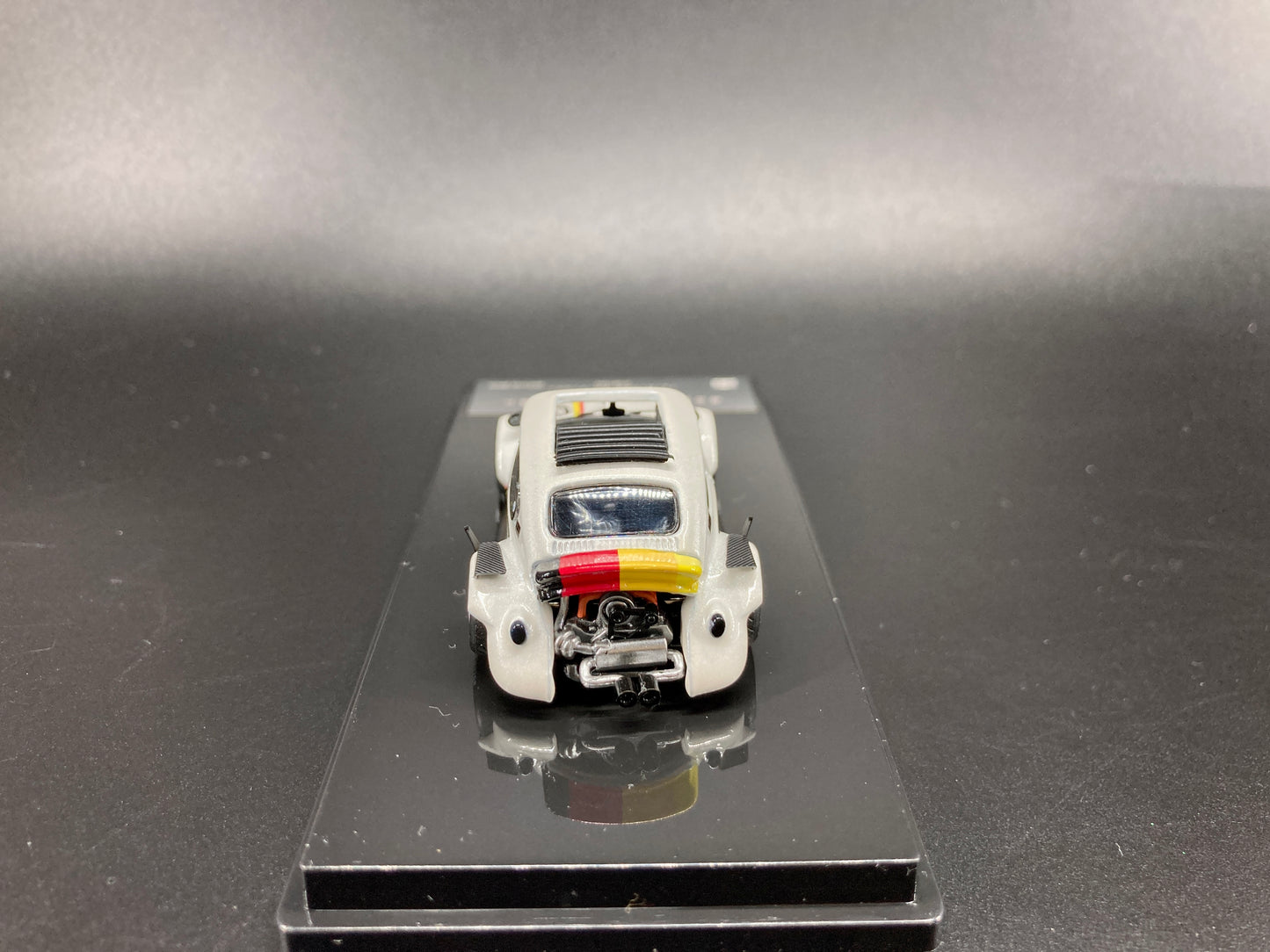 Inspire Model 1/64 Volkswagen Beetle RWB Robert Design Label Series- White (LB640008E)
