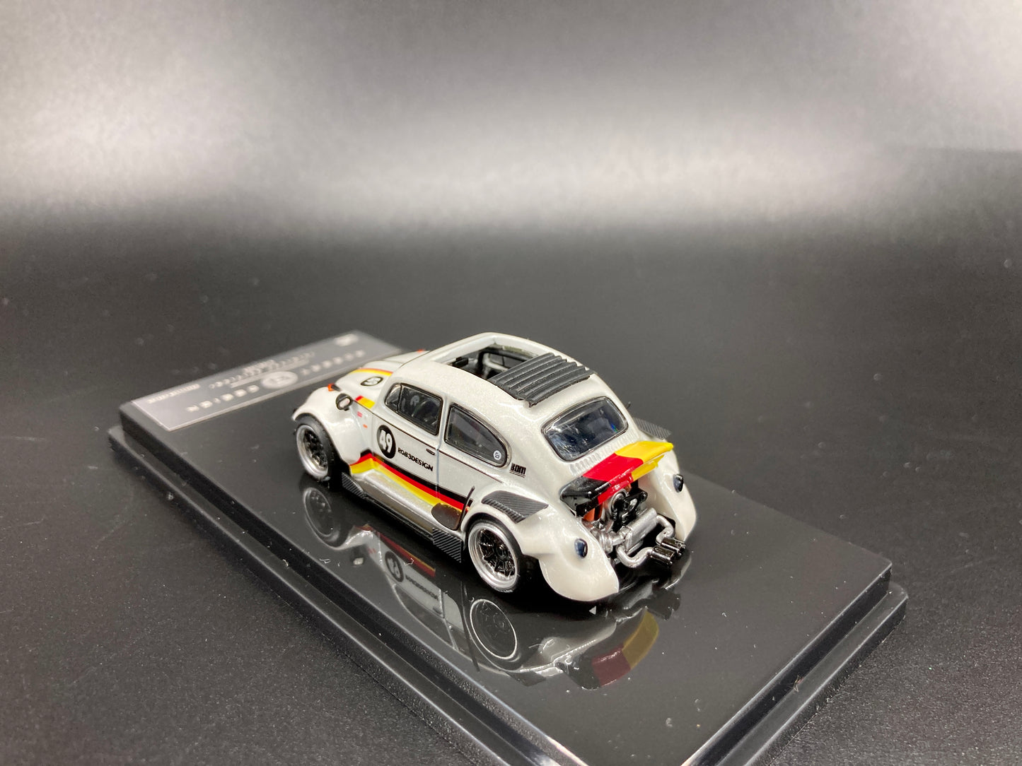 Inspire Model 1/64 Volkswagen Beetle RWB Robert Design Label Series- White (LB640008E)