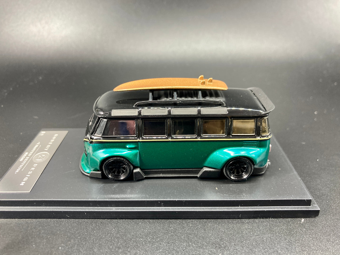 Inspire Model 1/64 Volkswagen Kombi Camper Van Robert Design-Model J(VW-840008J)
