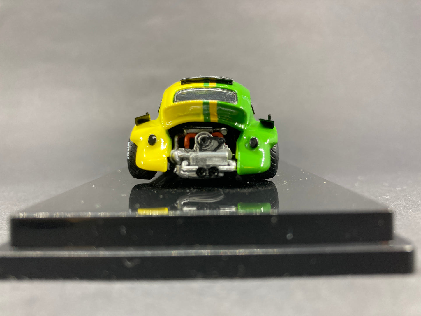 Inspire Model 1/64 Volkswagen Beetle RWB Robert Design Stripe Series -Yellow & Green with Open Rear Engine Bonnet (ST7_40008J)