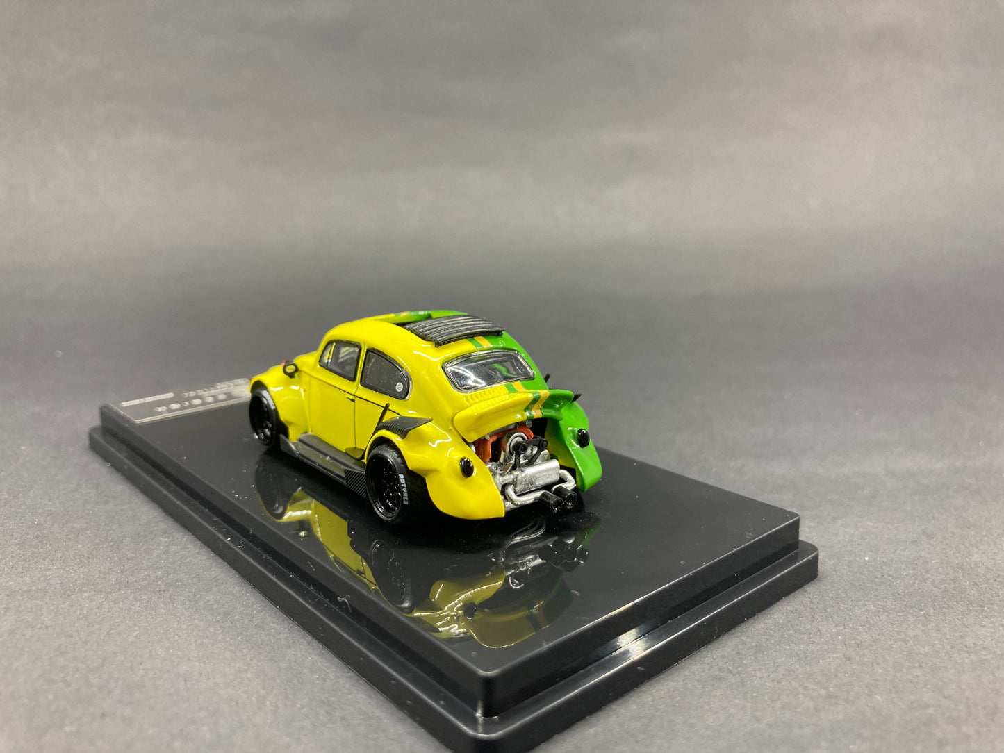 Inspire Model 1/64 Volkswagen Beetle RWB Robert Design Stripe Series -Yellow & Green with Open Rear Engine Bonnet (ST7_40008J)