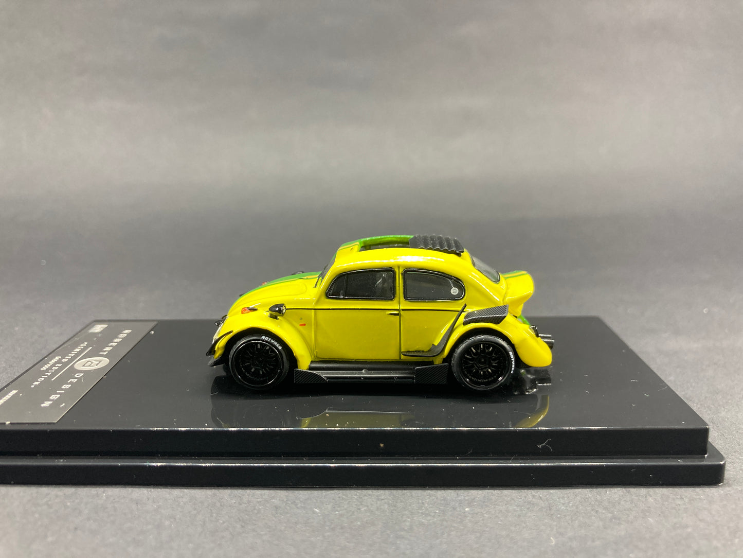 Inspire Model 1/64 Volkswagen Beetle RWB Robert Design Stripe Series -Yellow & Green with Open Rear Engine Bonnet (ST7_40008J)
