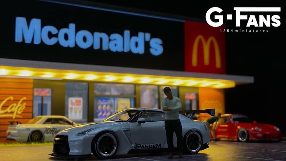 G-Fans 1/64 McDonalds LED light Diorama with Car Park Parking Lot