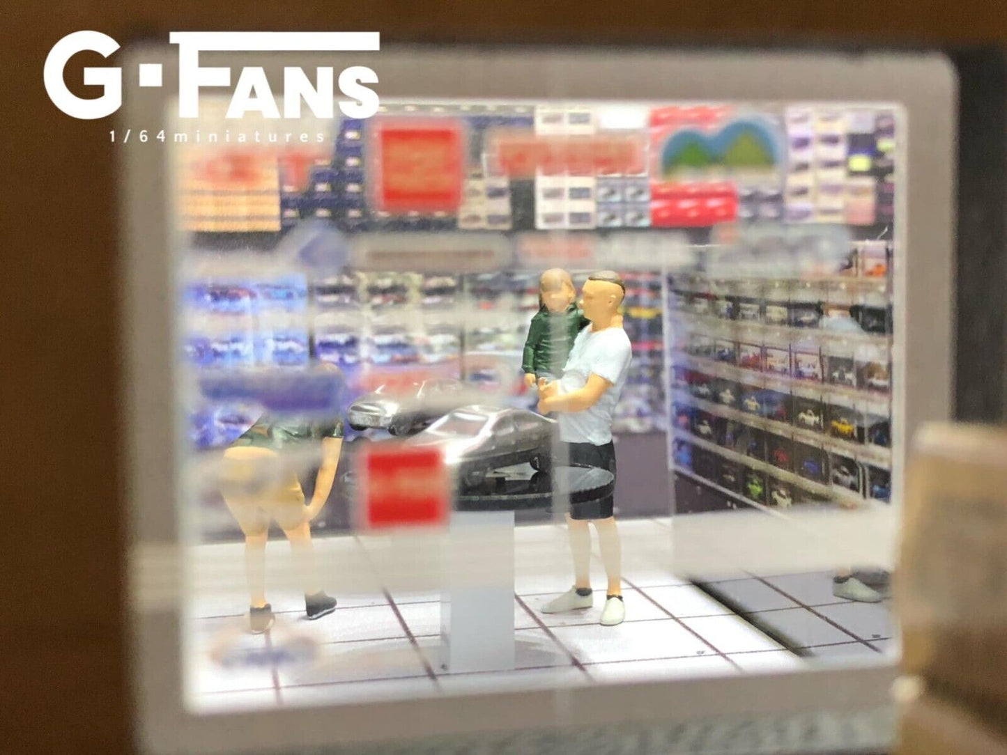 G-Fans 1/64 Model Car Hobby Shop LED Light Diorama with Car Parking Lot